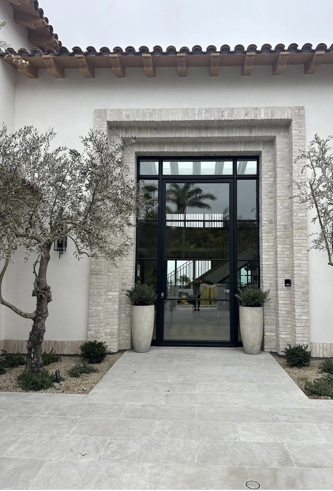 Entrée de villa — Dallage Aurelia Greige et barrettes chevrons