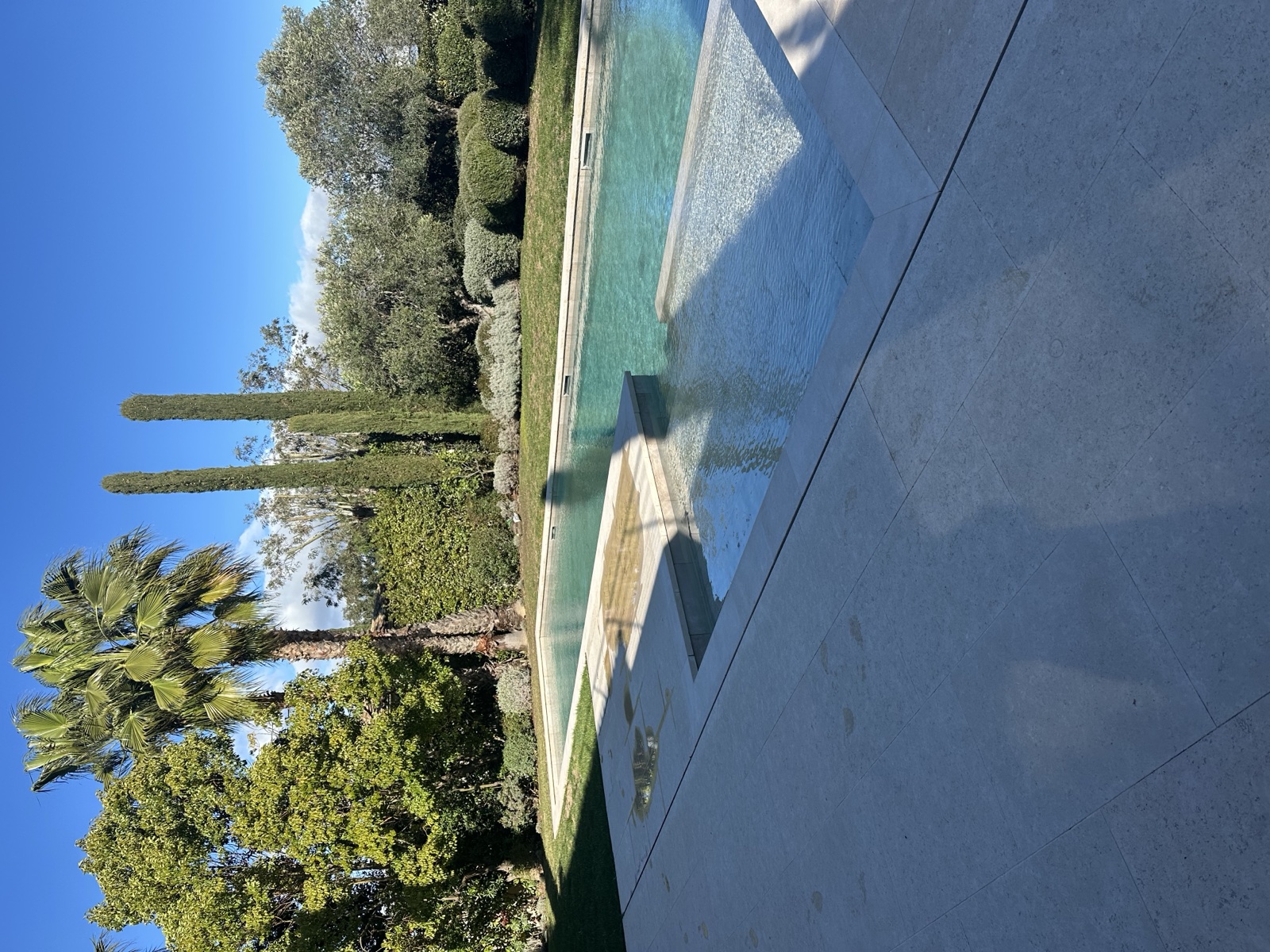 Piscine en pierre naturelle à Saint-Tropez — Dallage et Margelle Aurelia Greige Sablée Brossée, terrasse villa luxe Var Côte d'Azur